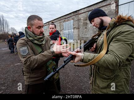 Non Exclusive: SIURTE, UKRAINE - 19. FEBRUAR 2022 - ein Instruktor erklärt, wie man ein Gewehr während einer militärischen Übung für Zivilisten verwendet, die von Th durchgeführt wurde Stockfoto