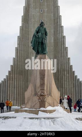 Statue des Entdeckers Leif Erikson (ca. 970 – ca.1020) von Alexander Stirling Calder vor der Hallgrimskirkja-Kirche, Reykjavik, Island Stockfoto