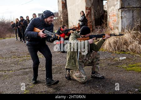 Non Exclusive: SIURTE, UKRAINE - 19. FEBRUAR 2022 - Männer üben während einer militärischen Übung für Zivilisten, die von der Bewegung der Th Stockfoto
