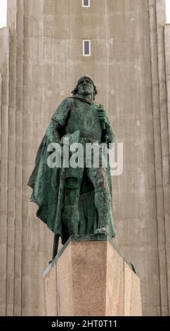 Statue des Entdeckers Leif Erikson (ca. 970 – ca.1020) von Alexander Stirling Calder vor der Hallgrimskirkja-Kirche, Reykjavik, Island Stockfoto