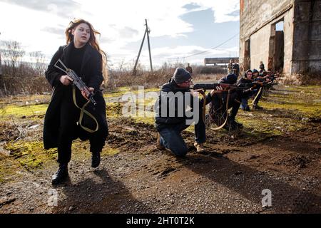 Non Exclusive: SIURTE, UKRAINE - 19. FEBRUAR 2022 - Eine Frau schließt sich Männern an, um während einer militärischen Übung für Zivilisten, die von Th Stockfoto