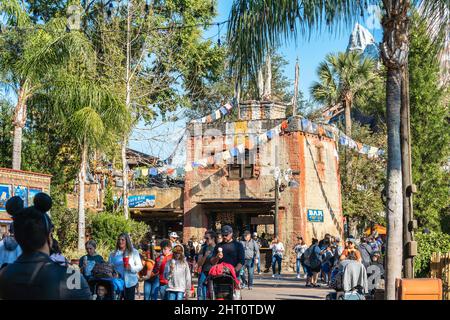 Kissimmee, Florida - 7. Februar 2022: Nahaufnahme Blick auf Thirsty River Bar mit indischem Stil in Asien von Disney World Animal Kingdom, Menschenmenge Stockfoto