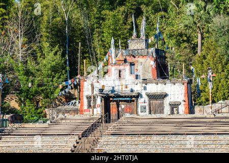 Kissimmee, Florida - 7. Februar 2022: Teleansicht der Thirsty River Bar mit indischem Stil in Asien von Disney World Animal Kingdom, Menschenmenge Stockfoto