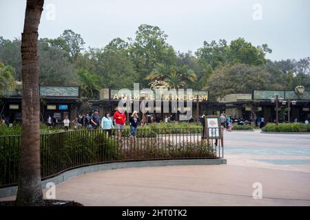 Kissimmee, Florida - 7. Februar 2022: Weitblick auf den Eingang des Disney World Animal Kingdom Check in Gate mit Gruppen von Menschen, die ein- und ausgehen. Stockfoto