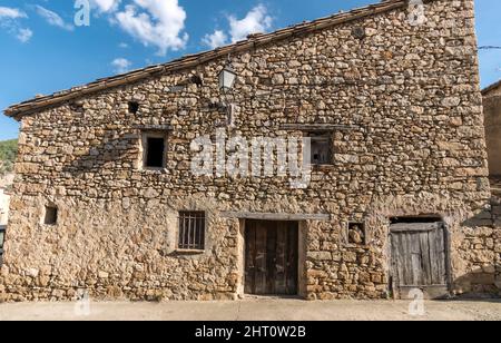 Alte Fassade mit Steinverkleidung Haus, alte Scheune in einem Dorf in spanien Stockfoto