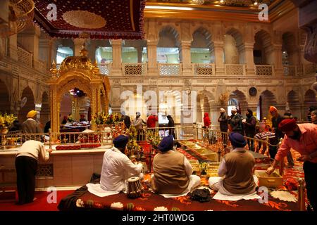 Innenraum des 18.. Jahrhunderts Sisganj Gurdwara Sikh Tempel in Alt-Delhi, Delhi, Indien; Kennzeichnung der Anblick des Martyriums von Sikh Guru, Tegh Bahadur. Stockfoto