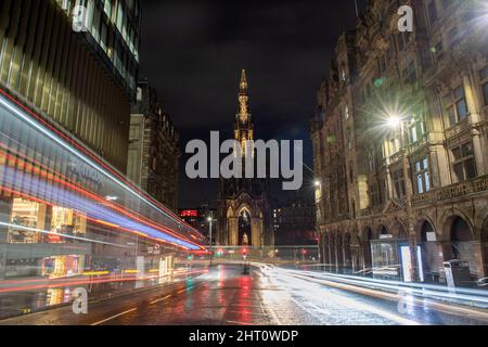 Das Scott Monument und die Ampelkreuzung bei Nacht an der Kreuzung Princes Street, Edinburgh, Schottland Stockfoto