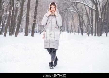 In voller Länge Porträt von jungen schönen Mädchen posiert im Winter Park Stockfoto