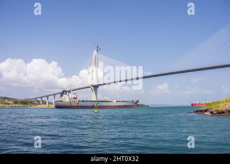 Frachtschiffe, die durch den Panamakanal in Colon segeln Stockfoto