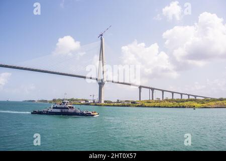 Frachtschiff, das durch den Panamakanal in Colon fährt Stockfoto