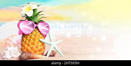 Sommer tropisches Meer mit Ananas, Seesternen und Sonnenbrillen am heißen Sandstrand. Reise- und Urlaubskonzept mit Kopierplatz. Stockfoto