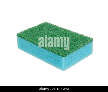Hygiene: Blauer Schaumschwamm zum Abwaschen von Geschirr aus der Nähe auf weißem Hintergrund. Isoliert. Stockfoto
