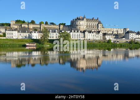 Prachtvolles Schloss, das mit seinen Reflexionen an der Loire in Amboise, einer Gemeinde im Département Indre-et-Loire in Zentralfrankreich, sehr berühmt ist. Stockfoto