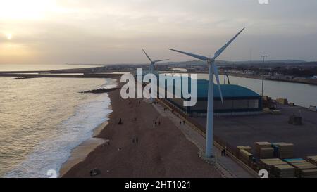 Luftaufnahme von Windenergieanlagen an einer Küste bei Sonnenuntergang in Shoreham, Großbritannien Stockfoto