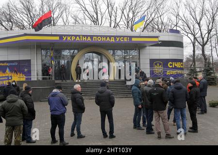 Dnipro, Ukraine. 26.. Februar 2022. DNIPRO, UKRAINE - 26. FEBRUAR 2022 - die Schlange der Freiwilligen ist vor dem Freiwilligen- und Mobilisierungspunkt abgebildet, der im Gebäude des Medienraums in der Nähe der regionalen Staatsverwaltung Dnipropetrowsk, Dnipro, Zentralukraine, eingerichtet wurde. Kredit: Ukrinform/Alamy Live Nachrichten Stockfoto