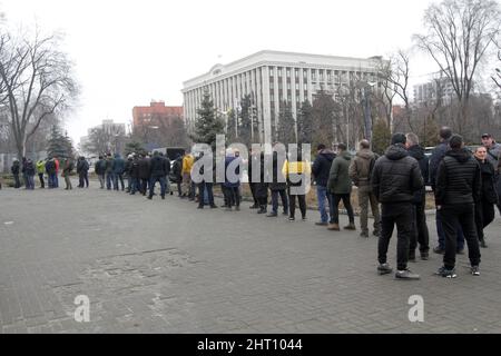 Dnipro, Ukraine. 26.. Februar 2022. DNIPRO, UKRAINE - 26. FEBRUAR 2022 - die Schlange der Freiwilligen ist vor dem Freiwilligen- und Mobilisierungspunkt abgebildet, der im Gebäude des Medienraums in der Nähe der regionalen Staatsverwaltung Dnipropetrowsk, Dnipro, Zentralukraine, eingerichtet wurde. Kredit: Ukrinform/Alamy Live Nachrichten Stockfoto