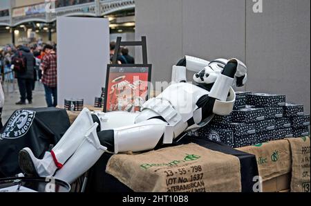 Ein Cosplayer, der als Storm Trooper aus Star Wars gekleidet war, am ersten Tag der London Comic Con in Olympia, London. Bilddatum: Samstag, 26. Februar 2022. Stockfoto