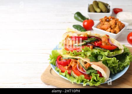 Konzept von leckeren Speisen mit Pitas mit Hühnerfleisch Stockfoto