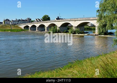 Die Loire und die Brücke von Général Leclerc in Amboise, einer Gemeinde, die für ihr herrliches Schloss bekannt ist, im Département Indre-et-Loire im Zentrum von Franc Stockfoto