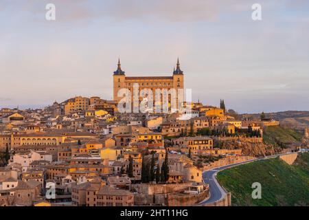 Stadtbild von Toledo, bedeckt mit Gebäuden und Kathedralen am Morgen in Castilla-La Mancha, Spanien Stockfoto