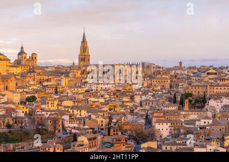 Stadtbild von Toledo, bedeckt mit Gebäuden und Kathedralen am Morgen in Castilla-La Mancha, Spanien Stockfoto