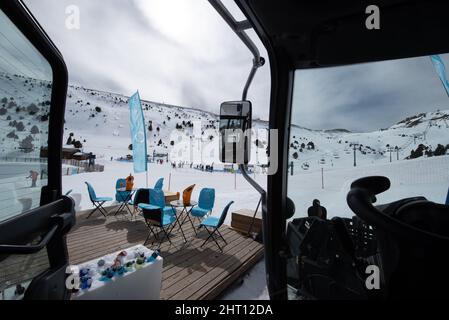 Grandvalira, Andorra : 2022. Februar 24 : von innen Eine Pistenraupen Pistenbully 600 im Skigebiet Grandvalira im Jahr 2022. Stockfoto