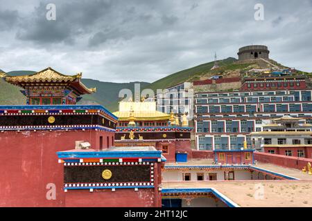 YUSHU(JYEKUNDO), CHINA - Jyegu Kloster. Ein berühmtes Wahrzeichen in der tibetischen Stadt Yushu, Qinghai, China. Stockfoto