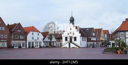 Lingen, Niedersachsen, Deutschland - Feb 8 2022 - der historische Marktplatz von Lingen, Niedersachsen. In der Mitte das alte Rathaus aus dem Jahr 1663. Stockfoto