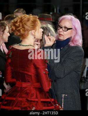 Erica Schmidt nimmt an der britischen Premiere von „Cyrano“ am Odeon Luxe Leicester Square in London, England, Teil. Stockfoto