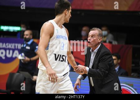 Cheftrainer Néstor Garcìa und Nicolás Brussino (Argentinien) gegen Venezuela. FIBA World Cup Qualifiers 2022 Stockfoto