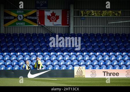 London, Großbritannien. 26.. Februar 2022. London, England, Februar 26. 2 Fans kommen zum Vitality Womens FA Cup Spiel zwischen Chelsea und Leicester City in Kingsmeadow in London, England. Liam Asman/SPP Credit: SPP Sport Press Photo. /Alamy Live News Stockfoto