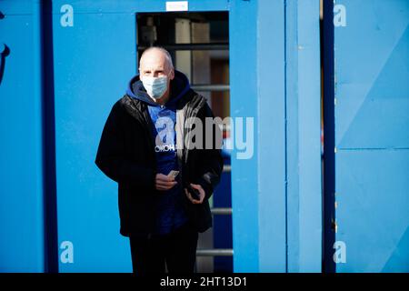 London, Großbritannien. 26.. Februar 2022. London, England, Februar 26. 2 Fans kommen zum Vitality Womens FA Cup Spiel zwischen Chelsea und Leicester City in Kingsmeadow in London, England. Liam Asman/SPP Credit: SPP Sport Press Photo. /Alamy Live News Stockfoto