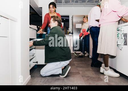 Multirassische männliche und weibliche Studenten, die im Studentenwohnheim arbeiten Stockfoto