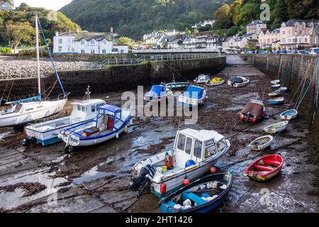 LYNMOUTH, DEVON, Großbritannien - 19. OKTOBER : Blick auf den Hafen bei Ebbe in Lynmouth, Devon am 19. Oktober 2013. Nicht identifizierte Personen Stockfoto