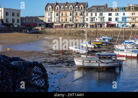 ILFRACOMBE, DEVON/UK - OKTOBER 19 : Blick auf den Hafen von Ilfracombe in Devon am 19. Oktober 2013. Nicht identifizierte Personen Stockfoto