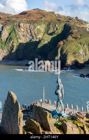 ILFRACOMBE, Devon/GROSSBRITANNIEN - 19. Oktober: Blick von Damien Hirst Verity am Hafen von Ilfracombe, Devon am 19. Oktober 2013. Nicht identifizierte Personen Stockfoto