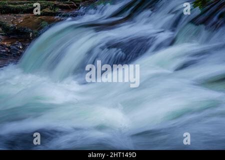 Blick auf einen kleinen Wasserfall am East Lyn River Stockfoto