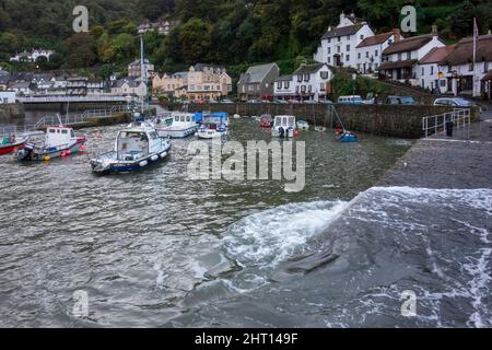 LYNMOUTH, DEVON, Großbritannien - 20. OKTOBER : Blick auf den Hafen in Lynmouth, Devon am 20. Oktober 2013. Eine nicht identifizierte Person Stockfoto