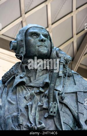 LONDON - NOVEMBER 3 : Philip Jacksons Skulptur zum Gedenken an RAF Bomber Commandin London am 3. November 2013 Stockfoto