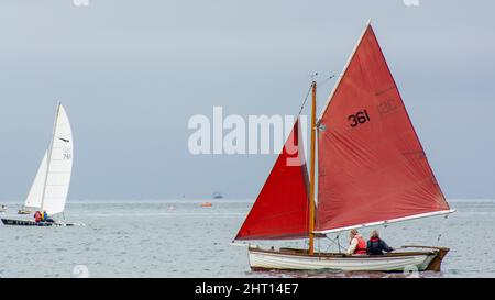 APPLEDORE, DEVON, UK - AUGUST 14 : Segeln in der Torridge und Taw Mündung in Devon am 14. August 2013. Vier nicht identifizierte Personen. Stockfoto