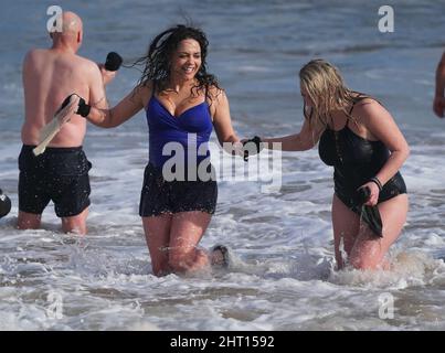 Schwimmer treffen sich mit Sol Kosepinar (nicht gesehen) im Meer an der King Edward's Bay, Tynemouth, als er seine Herausforderung abschließt, 100 Tage lang im eisigen Wasser der Nordostküste zu baden, um seine körperliche und geistige Gesundheit zu verbessern. Sol, der ursprünglich aus der Türkei stammt, stellte sich vor die Herausforderung, seine eigene psychische Gesundheit und den Stress, den er fühlt, wenn er in der Türkei abseits seiner Familie lebt, zu verbessern. Er hofft, andere dazu zu inspirieren, Meeresschwimmen zu versuchen, um ihrer eigenen psychischen Gesundheit zu helfen. Bilddatum: Samstag, 26. Februar 2022. Stockfoto