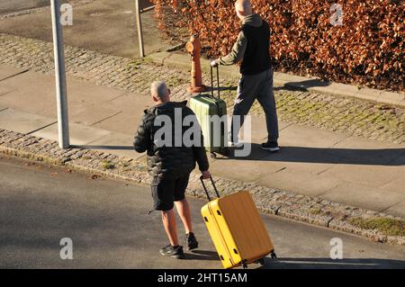 Kopenhagen/Dänemark./26. Februar 2022/.Reisende mit ihren Louages nach Kopenhagen zum internationalen Flughafen in Kopenhagen. (Foto..Francis Dean/Dean Picturs) Stockfoto