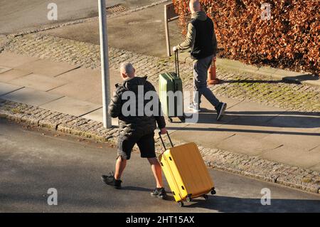 Kopenhagen/Dänemark./26. Februar 2022/.Reisende mit ihren Louages nach Kopenhagen zum internationalen Flughafen in Kopenhagen. (Foto..Francis Dean/Dean Picturs) Stockfoto