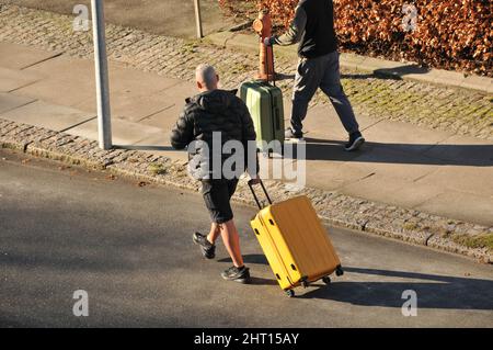 Kopenhagen/Dänemark./26. Februar 2022/.Reisende mit ihren Louages nach Kopenhagen zum internationalen Flughafen in Kopenhagen. (Foto..Francis Dean/Dean Picturs) Stockfoto