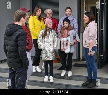 Slubice, Polen. 26.. Februar 2022. Die ukrainische Familie Czuzman aus Lwiw (deutscher Lemberg) wird von Anne Prazanowska (r) in ihrem Haus aufgenommen. Der Vater der ukrainischen Familie Czuzman, die in Slubice arbeitet, hatte seine Familie von der polnisch-ukrainischen Grenze abgeholt. Jetzt wohnen die sieben Familienmitglieder im Haus der Familie Prazanowska. In Frankfurt (oder) (Brandenburg) und der benachbarten polnischen Stadt Slubice kamen am selben Tag die ersten Kriegsflüchtlinge aus der Ukraine an. Quelle: Patrick Pleul/dpa-Zentralbild/dpa/Alamy Live News Stockfoto