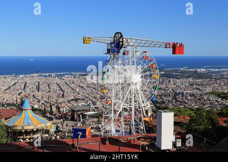BARCELONA, SPANIEN - 13. MAI 2017: Dies ist eine Luftaufnahme der Stadt von der Höhe des Tibidabo Vergnügungsparks. Stockfoto