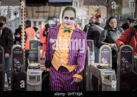 London, Großbritannien. 26.. Februar 2022. Engagierte Cos-Spieler kommen für den ersten Tag der London Comic Con Spring Convention am Veranstaltungsort Olympia London an. Kredit: Guy Corbishley/Alamy Live Nachrichten Stockfoto