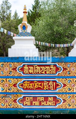 Spanien, 2021. Juni: Buddhistischer Stupa mit Mantra-Text Om ma ni pe me Hung, Sanskrit-Text zur Meditation, Dag Shang Kagyü-Tempel, Panillo, Huesca, Aragon, Stockfoto