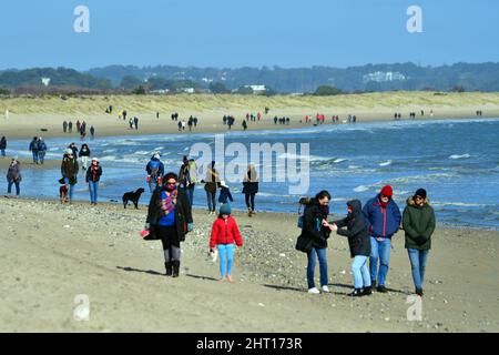 Dorset, Großbritannien. 26.. Februar 2022. Wetter in Großbritannien.an einem sonnigen Knoll-Strand in Studland Dorset ist der Strand von National Trust sehr voll mit Spaziergängern und Hunden.Bildquelle: Robert Timoney/Alamy Live News Stockfoto