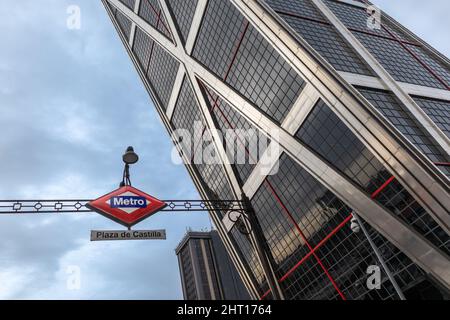 Spanien, 2021. Dezember: Kio errichtet ein berühmtes Bürogebäude in der Nähe der Metrostation Plaza Castilla, Madrid, Spanien. Stockfoto